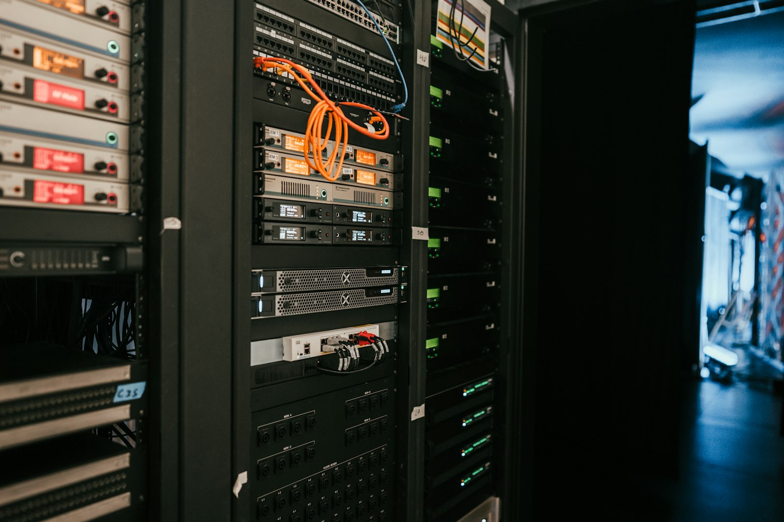 Rack de servidores em sala técnica